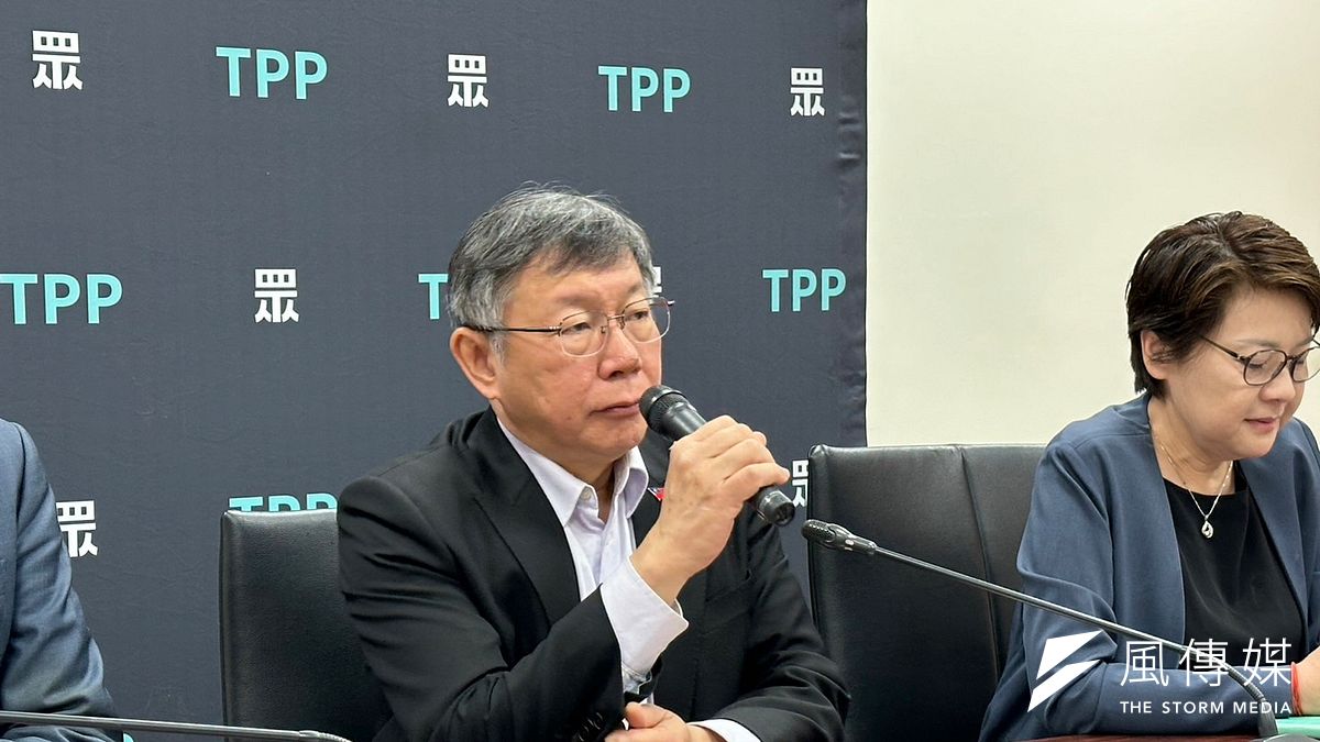 民眾黨主席柯文哲(中)、民眾黨立委黃珊珊26日在記者會中談及北市台智光案。(羅立邦攝) 民眾黨主席柯文哲(中)、民眾黨立委黃珊珊26日在記者會中談及北市台智光案。(羅立邦攝)