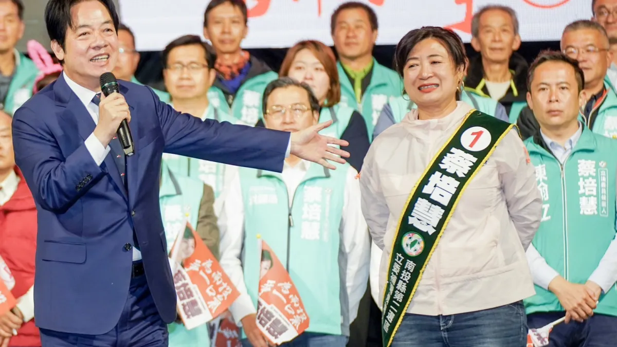 南投縣第二選區立委補選4日結束,賴清德(左一)當上民進黨主席後輔選首戰告捷,蔡培慧順利當選立委,讓民進黨止敗。(資料照,民進黨提供)