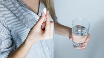 疫情嚴峻,醫院不僅人力緊繃,也有群聚風險,民眾若非必要最好避免前往。(示意圖/取自Pexels)