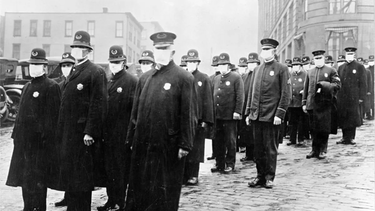 1918年12月西班牙流感大爆發期間,戴口罩的西雅圖警察。(維基百科公有領域)