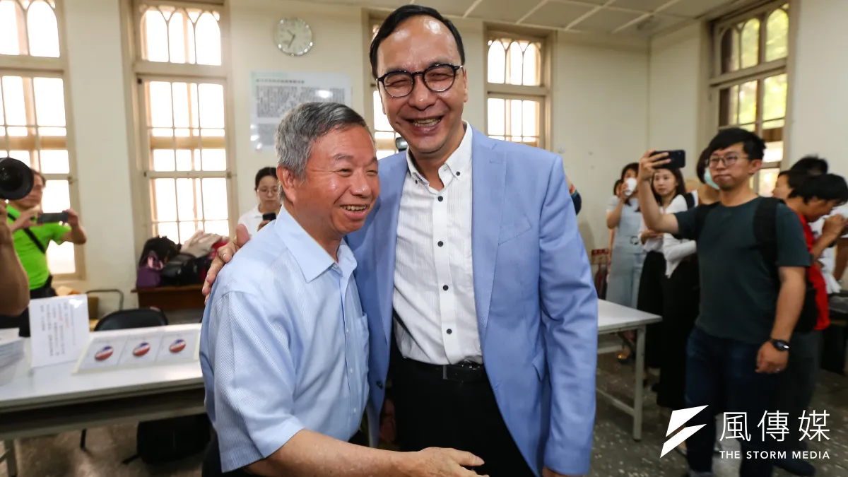 前新北市長朱立倫(右)25日出席前衛生署長楊志良(左)《中華民國如何不亡》新書發表會。(顏麟宇攝)