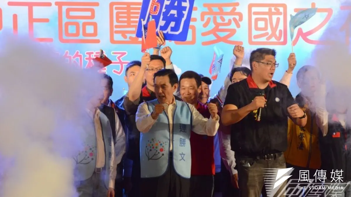 國民黨台北市長候選人連勝文在南機場舉行造勢晚會,國民黨黨主席馬英九到場賣力助選,最後還噴乾冰。(宋小海攝)