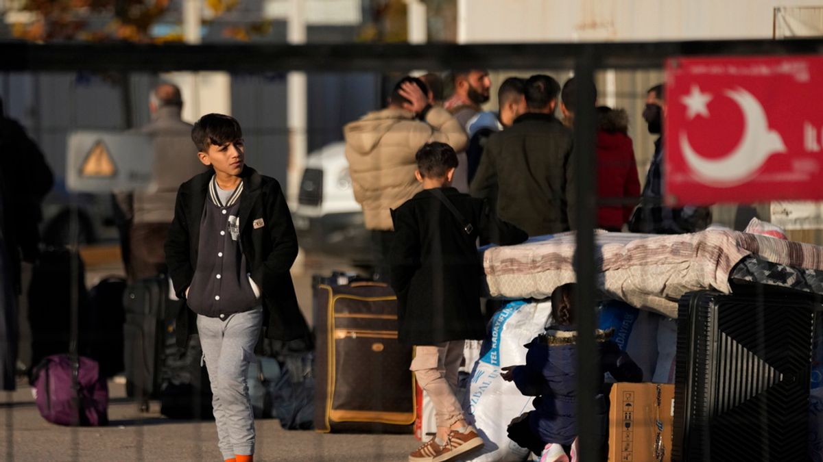 2024年12月9日。敘利亞人在土耳其南部基利斯(Kilis)的Oncupinar邊境管制站等待從土耳其進入敘利亞。(AP) 2024年12月9日。敘利亞人在土耳其南部基利斯(Kilis)的Oncupinar邊境管制站等待從土耳其進入敘利亞。(AP)