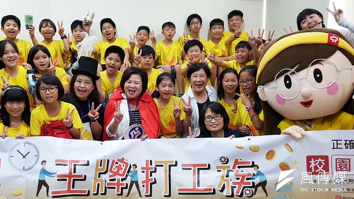 勞動部長許銘春(披紅披肩者)與國小學子共同觀賞蘋果劇團演出的「王牌打工族」。(圖/方詠騰攝) 勞動部長許銘春(披紅披肩者)與國小學子共同觀賞蘋果劇團演出的「王牌打工族」。(圖/方詠騰攝)