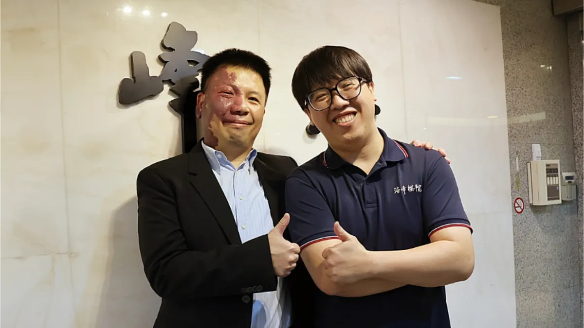 兄弟倆受訪後於棋院門口合影。(海峰棋院)