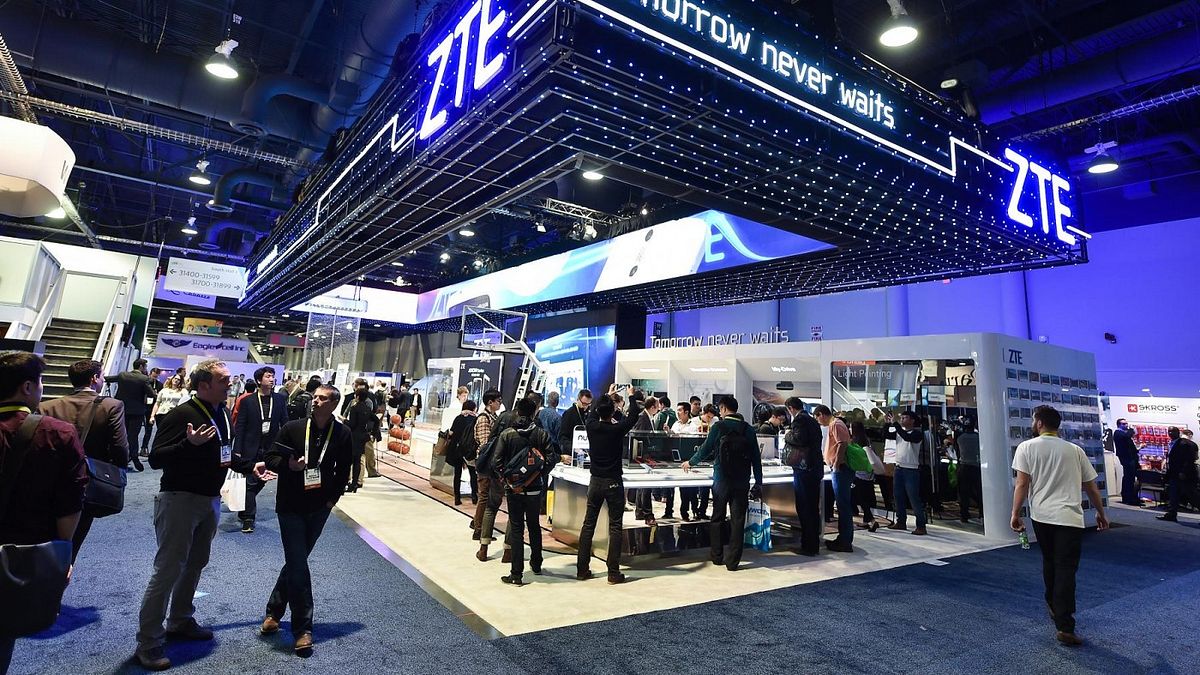 美國參議院周一通過了總值7160億美元的國防法案,維持先前對中興通訊的制裁。不過,當中暗藏了白宮與中興通訊(ZTE)角力的法案,最終是否真能執行,還必須看川普是否願意簽字。(圖/取自shutterstock,數位時代提供) 美國參議院周一通過了總值7160億美元的國防法案,維持先前對中興通訊的制裁。不過,當中暗藏了白宮與中興通訊(ZTE)角力的法案,最終是否真能執行,還必須看川普是否願意簽字。(圖/取自shutterstock,數位時代提供)