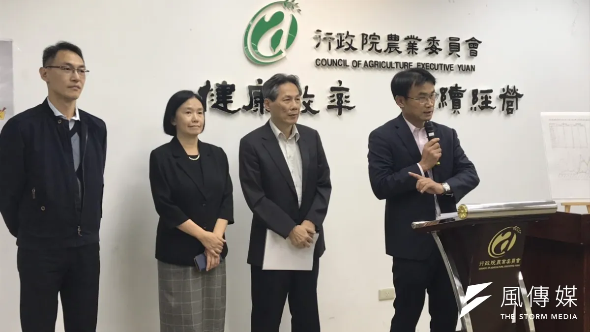 自非洲豬瘟疫情爆發後,我國再度驗出2例,農委會12日召開記者會說明。由左至右:農委會家畜衛生試驗所副研究員鄧明忠、動植物防檢局副局長杜文珍、局長馮海東、農委會代理主委陳吉仲。(廖羿雯攝)