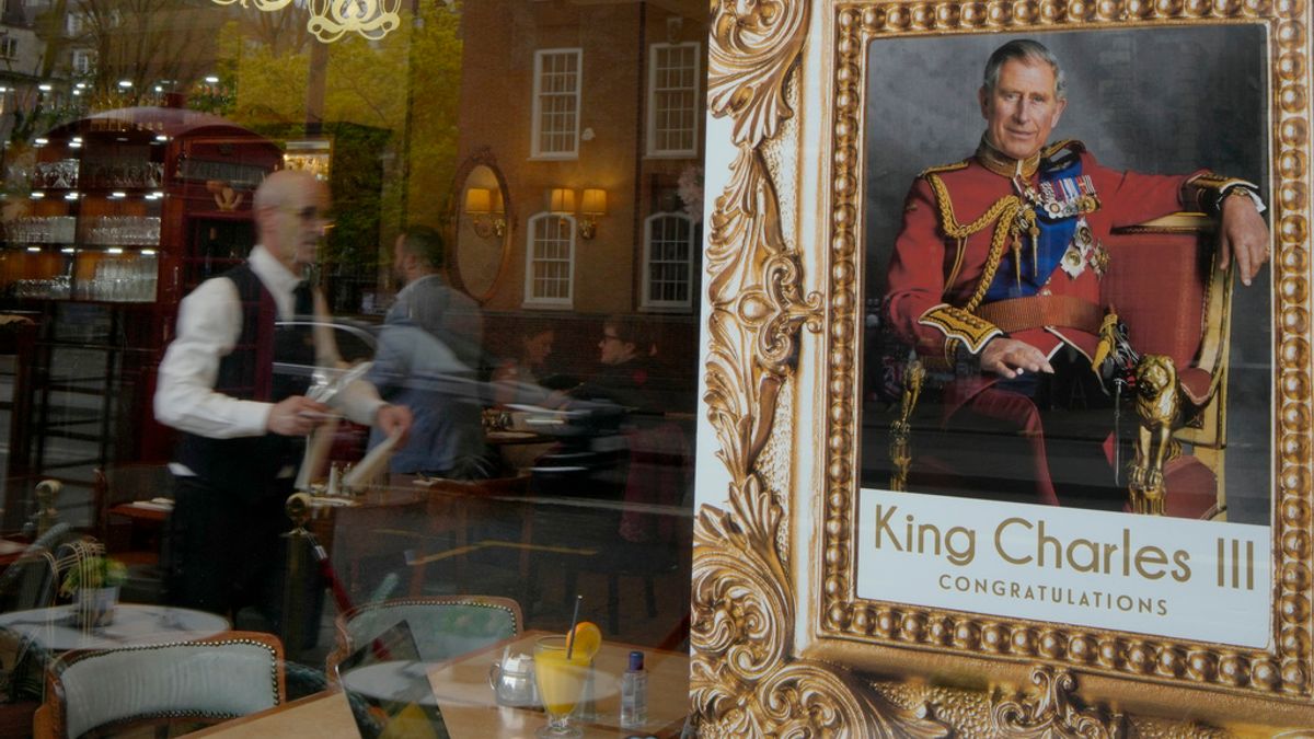 2023年4月28日,一家咖啡館高掛慶祝英王查理三世在倫敦加冕的海報。查理三世的加冕儀式5月6日將在西敏寺教堂舉行。(美聯社) 2023年4月28日,一家咖啡館高掛慶祝英王查理三世在倫敦加冕的海報。查理三世的加冕儀式5月6日將在西敏寺教堂舉行。(美聯社)