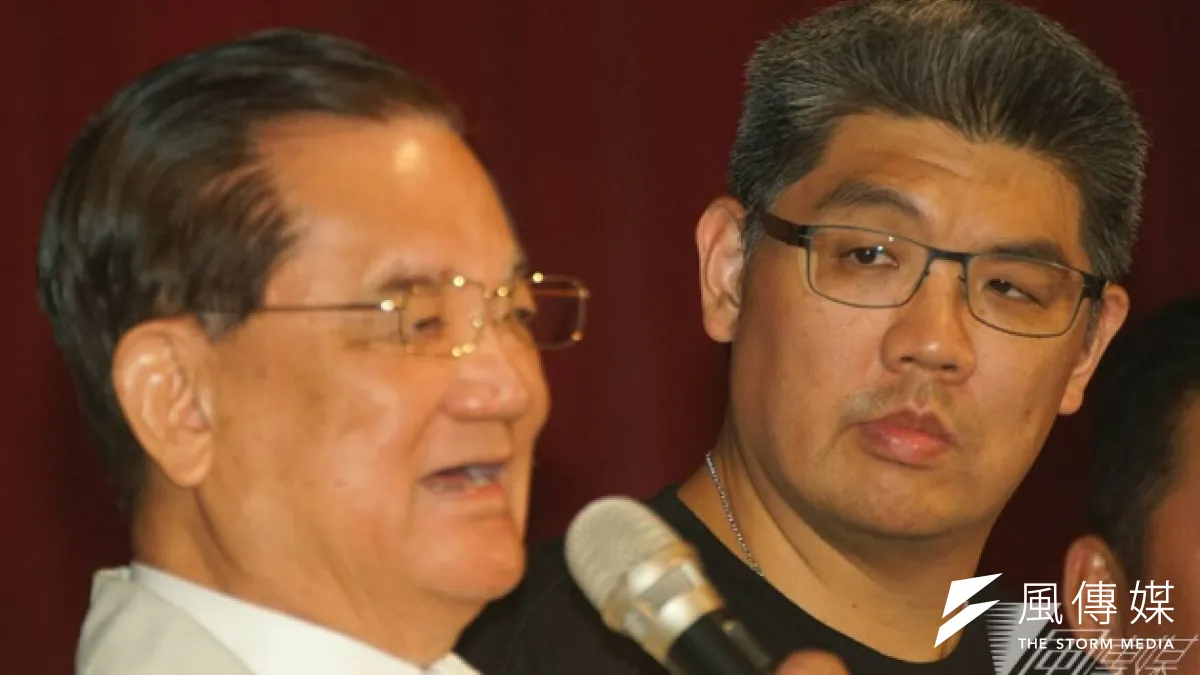 國民黨台北市長參選人連勝文在士林舉行造勢大會,父親連戰上台為兒子助講。(蘇仲泓攝)