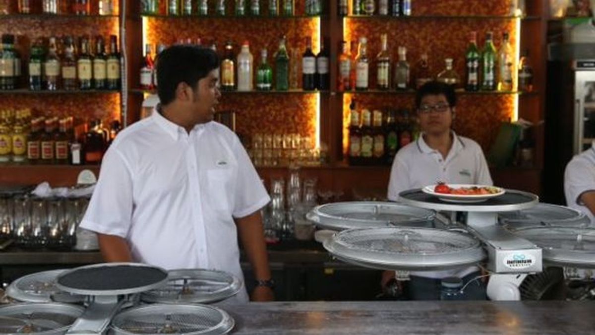 新加坡餐飲服務人力短缺,業者以小型無人機送餐。(取自推特) 新加坡餐飲服務人力短缺,業者以小型無人機送餐。(取自推特)