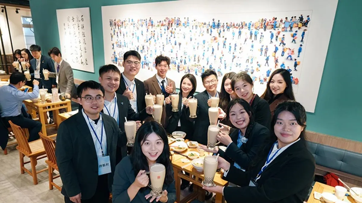 馬英九基金會邀請中國師生來台灣進行9天8夜參訪,第一晚奶茶。(馬英九辦公室提供)