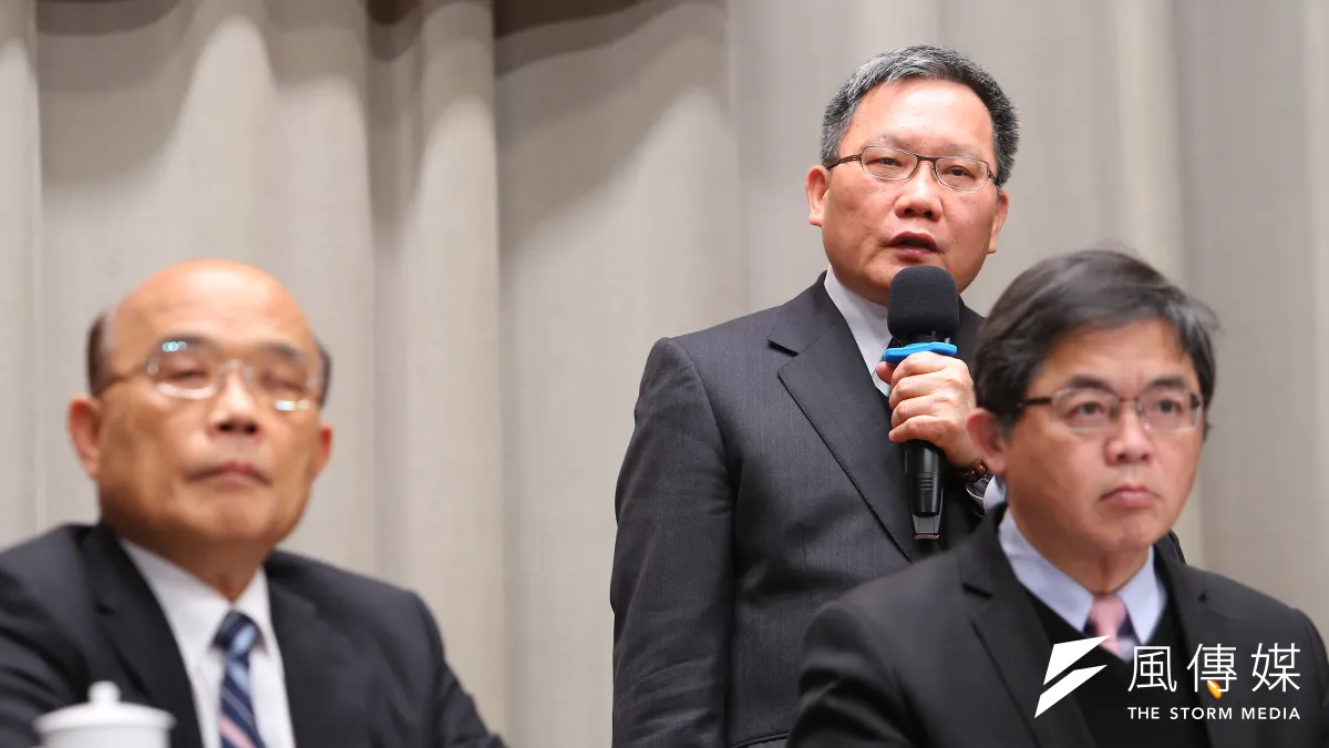 20200402-財政部長蘇建榮2日出席行政院臨時院會後記者會。(顏麟宇攝)