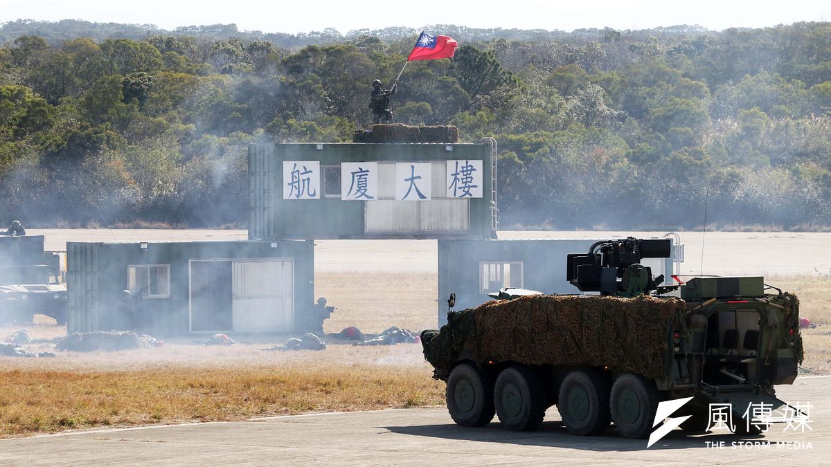 陸軍六軍團19日在新竹湖口中興台實施「反滲透重要目標防護演練」,參與單位在奪回航站後揮舞國旗。(蘇仲泓攝) 陸軍六軍團19日在新竹湖口中興台實施「反滲透重要目標防護演練」,參與單位在奪回航站後揮舞國旗。(蘇仲泓攝)