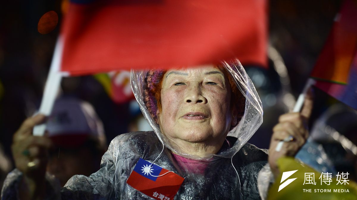 國旗是國民黨一貫的造勢背景。(林俊耀攝) 國旗是國民黨一貫的造勢背景。(林俊耀攝)