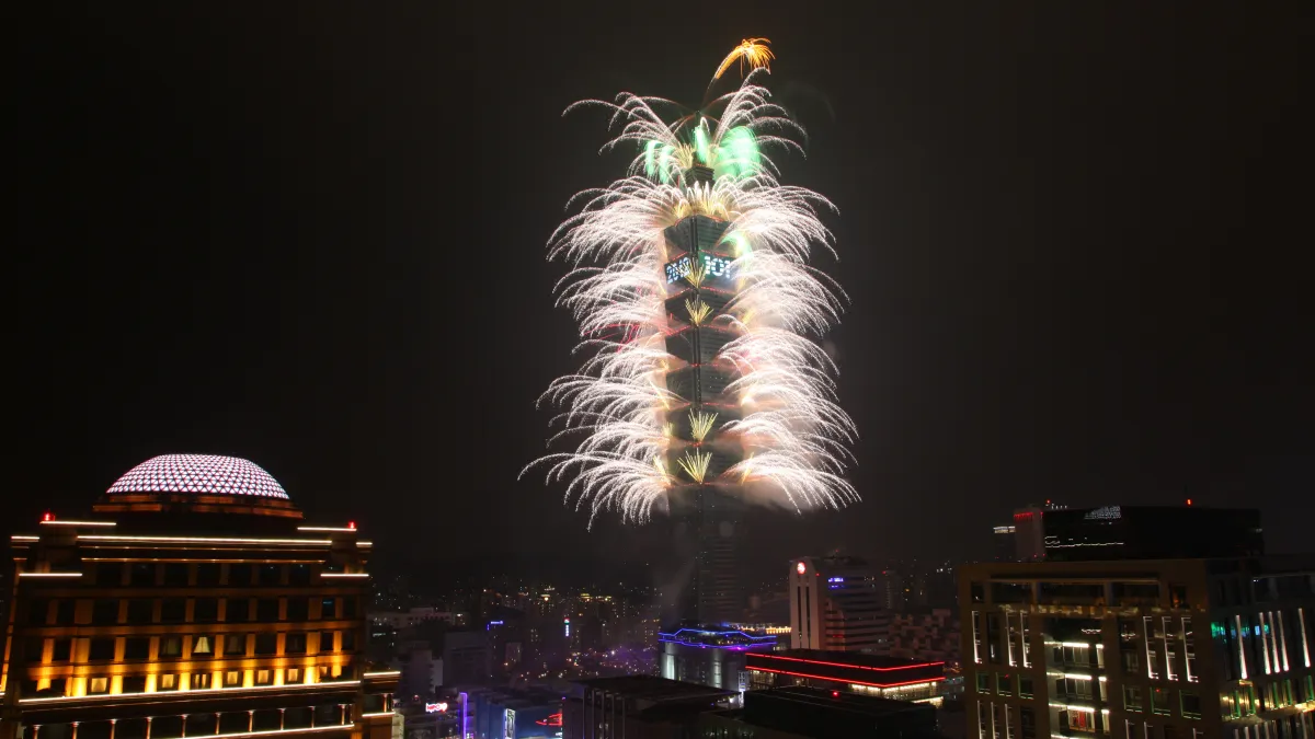 台北101煙火一直是台北市民跨年矚目的活動,今年以自然生態為主題。(圖片為2012年跨年煙火 圖片來源:台北市政府)