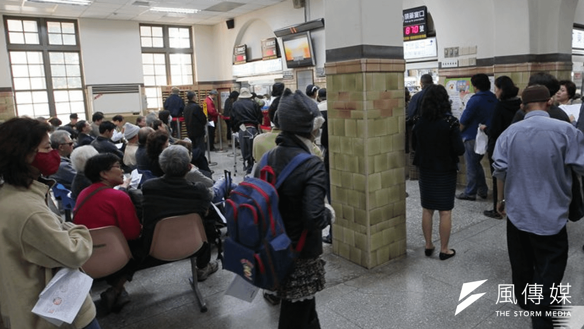 急診人數多,待床病人也多,醫師建議增設「輕症區」與「觀察室」,讓輕重症分流。(資料照片) 急診人數多,待床病人也多,醫師建議增設「輕症區」與「觀察室」,讓輕重症分流。(資料照片)