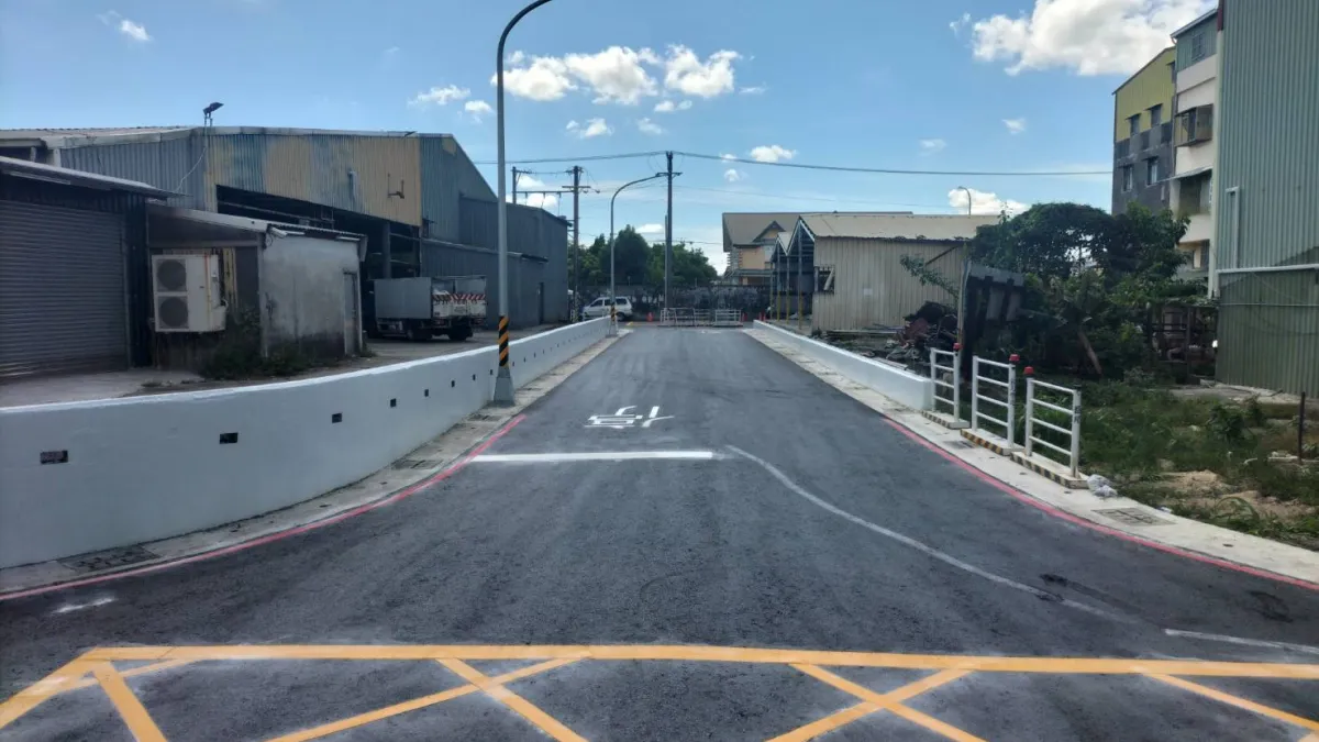 鳳山區埤頂里活動中心公園周邊道路施工後路況。(圖/高雄市工務局提供)