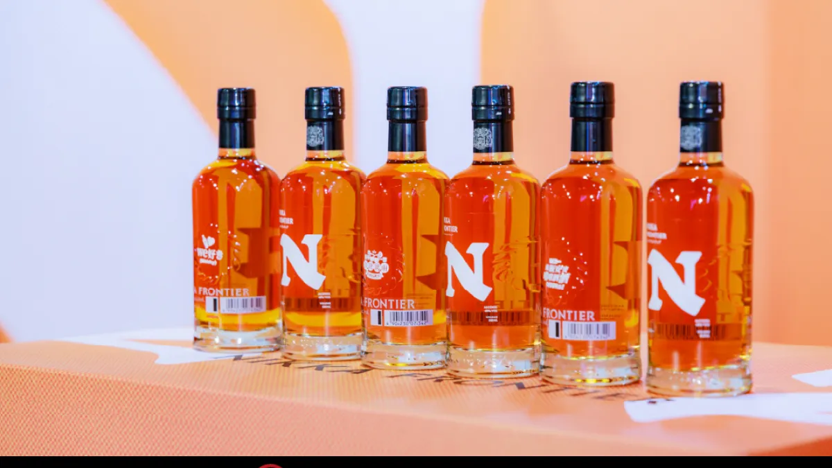 NIKKA FRONTIER弗朗提亞威士忌酒瓶展示