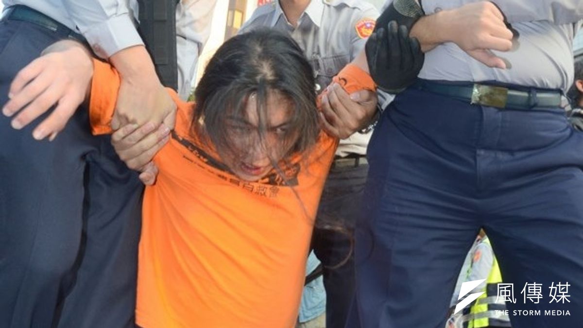 國道收費員自救會成員20日於國民黨中央黨部前方人行道展開絕食抗爭,遭警方拖走。(宋小海攝) 國道收費員自救會成員20日於國民黨中央黨部前方人行道展開絕食抗爭,遭警方拖走。(宋小海攝)