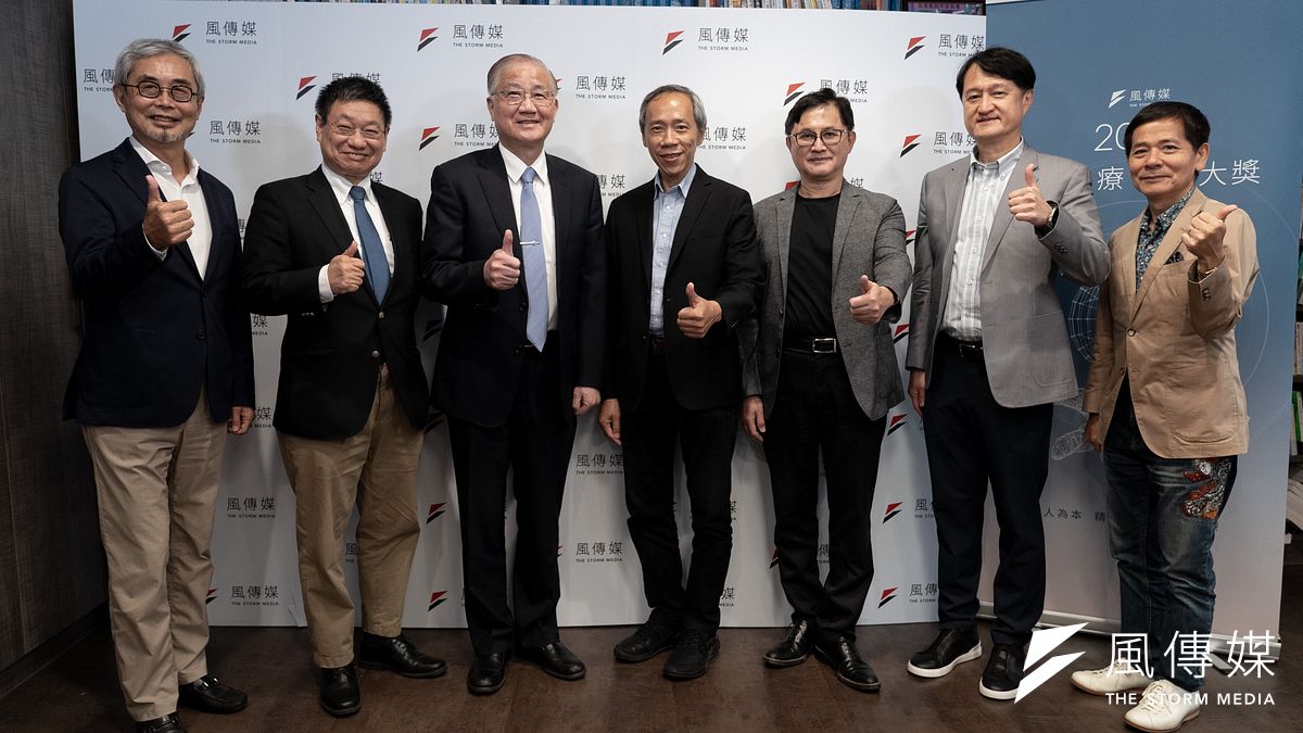 首屆AI醫療大獎,邀請各界重量級貴賓擔任評審,左起依序為:風傳媒張果軍董事長、台灣生物產業發展協會林治華秘書長、國家生技醫療產業策進會副會長楊泮池、臺灣大學人工智慧研究中心杜維洲執行長、和碩聯合科技童子賢董事長、國立陽明交通大學資訊工程系講座教授曾新穆。 首屆AI醫療大獎,邀請各界重量級貴賓擔任評審,左起依序為:風傳媒張果軍董事長、台灣生物產業發展協會林治華秘書長、國家生技醫療產業策進會副會長楊泮池、臺灣大學人工智慧研究中心杜維洲執行長、和碩聯合科技童子賢董事長、國立陽明交通大學資訊工程系講座教授曾新穆。