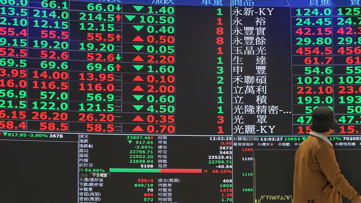 整個亞洲股市今(28)日全面下挫,港股午後跌幅擴大至逾800點,並失守23000點大關。示意圖。(資料照,柯承惠攝) 整個亞洲股市今(28)日全面下挫,港股午後跌幅擴大至逾800點,並失守23000點大關。示意圖。(資料照,柯承惠攝)