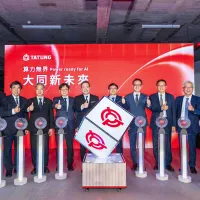 2026年9月30日、大同の張榮華董事長(左から5人目)が経営幹部や来賓と記念撮影し、新たに発表した「TTG AIDC CUBE」のモジュールを披露した。(大同提供) 2026年9月30日、大同の張榮華董事長(左から5人目)が経営幹部や来賓と記念撮影し、新たに発表した「TTG AIDC CUBE」のモジュールを披露した。(大同提供)