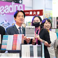 総統賴清德は2月4日に2025台北国際ブックフェアの開幕式に出席し、さらに1時間の書籍購入行程を展開した。その中にはフランスの政治哲学者バリバールの『言論の自由』が含まれていた。(総統府提供) 総統賴清德は2月4日に2025台北国際ブックフェアの開幕式に出席し、さらに1時間の書籍購入行程を展開した。その中にはフランスの政治哲学者バリバールの『言論の自由』が含まれていた。(総統府提供)