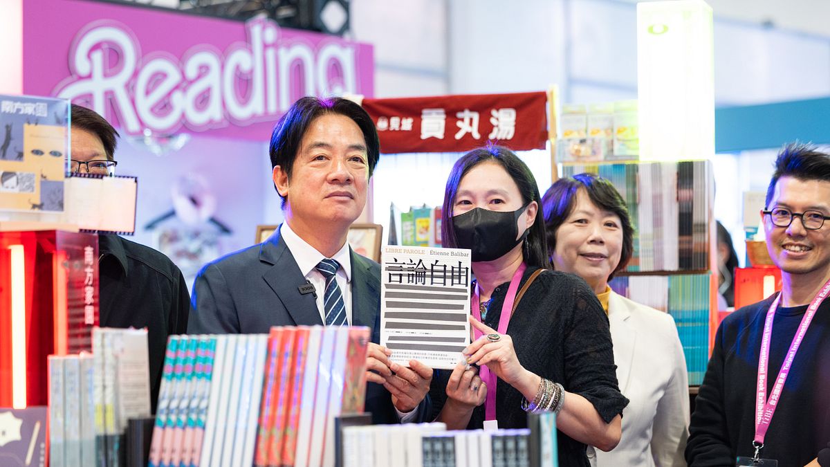 総統賴清德は2月4日に2025台北国際ブックフェアの開幕式に出席し、さらに1時間の書籍購入行程を展開した。その中にはフランスの政治哲学者バリバールの『言論の自由』が含まれていた。(総統府提供) 総統賴清德は2月4日に2025台北国際ブックフェアの開幕式に出席し、さらに1時間の書籍購入行程を展開した。その中にはフランスの政治哲学者バリバールの『言論の自由』が含まれていた。(総統府提供)