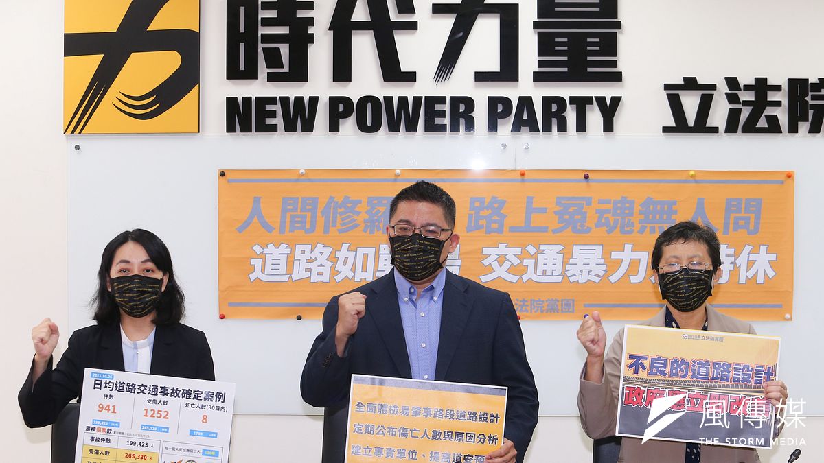 時代力量立委陳椒華(右起)、邱顯智、王婉諭26日召開用路人安全使用道路記者會。(顏麟宇攝) 時代力量立委陳椒華(右起)、邱顯智、王婉諭26日召開用路人安全使用道路記者會。(顏麟宇攝)