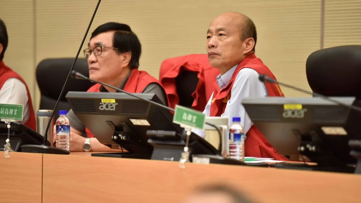 行政院長蘇貞昌24日臨時視訊6個停班停課縣市首長,連線高雄市長韓國瑜(右),兩人互動和諧。(高雄市政府提供)