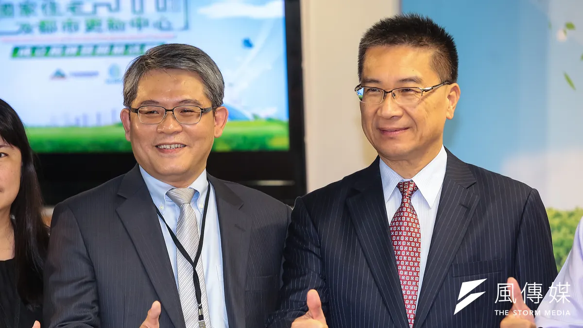 內政部長徐國勇(右)的「1成自備款」政策被駡翻後馬上收回。(資料照片,顏麟宇攝)