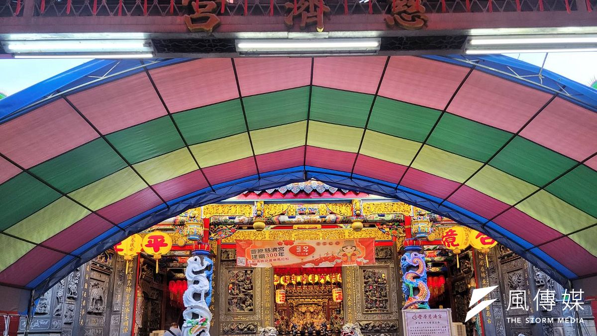 豐原慈濟宮龍柱上漆惹議 廟方/政府/文化局回應1次看。(圖/洪煜勛攝) 豐原慈濟宮龍柱上漆惹議 廟方/政府/文化局回應1次看。(圖/洪煜勛攝)