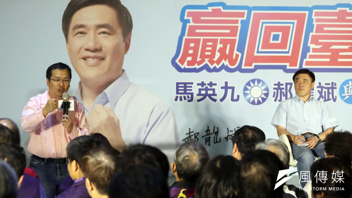 前總統馬英九15日下午出席國民黨主席候選人郝龍斌所舉辦的「贏回臺北-馬英九、郝龍斌與基層有約」座談會。前總統府副秘書長羅智強(左)也出席支持。(蘇仲泓攝)