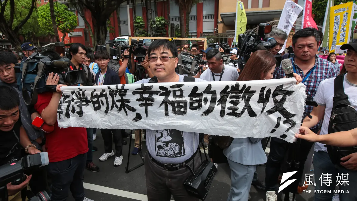 反南鐵東移自救會長陳致曉2019年5月24日出席524響應全球氣候行動遊行,質問賴清德何謂「乾淨的媒,幸福的徵收?」。(資料照,顏麟宇攝)