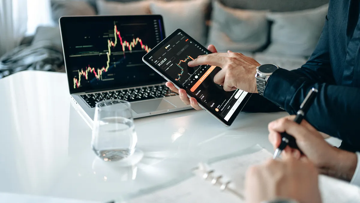 「雨果的投資理財生活觀」也將常被引用的「4%提領率」代入台灣ETF進行試算。他指出:「投資資產平均要能帶來年化7%的投資報酬率… 我們只拿其中的4%當作生活費… 保留剩下的3%在本金裡抵銷通貨膨脹。」在實際以0050與0056的長期數據模擬後發現,4%法則在大部分年份確實可維持資本不枯竭,但若遇到連續性的市場大跌,則需靈活調整,甚至可能必須延後退休。粉專亦強調:「若你原本認為以5%殖利率的股息當被動收入就足以支付退休後每年的生活費,那4%法則絕對比你原本認知的方式更加安全可靠。」(圖/取自pexels) 「雨果的投資理財生活觀」也將常被引用的「4%提領率」代入台灣ETF進行試算。他指出:「投資資產平均要能帶來年化7%的投資報酬率… 我們只拿其中的4%當作生活費… 保留剩下的3%在本金裡抵銷通貨膨脹。」在實際以0050與0056的長期數據模擬後發現,4%法則在大部分年份確實可維持資本不枯竭,但若遇到連續性的市場大跌,則需靈活調整,甚至可能必須延後退休。粉專亦強調:「若你原本認為以5%殖利率的股息當被動收入就足以支付退休後每年的生活費,那4%法則絕對比你原本認知的方式更加安全可靠。」(圖/取自pexels)