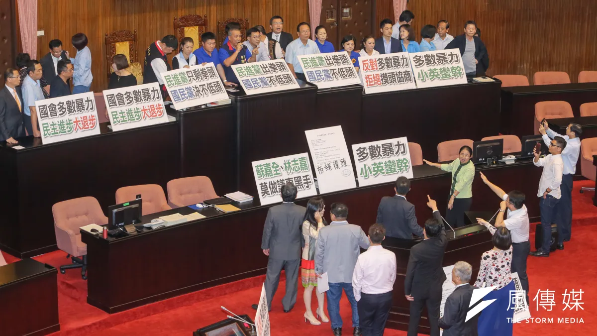 國民黨立委佔據主席台,台下民進黨委員要求開會。(陳明仁攝)