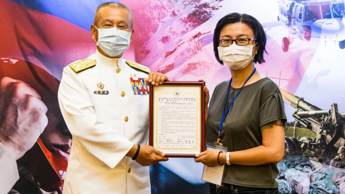 海軍上將蒲澤春(左)預計下周將前往義守大學領取博士學位,成為國軍少有的博士上將。(資料照,軍聞社提供)