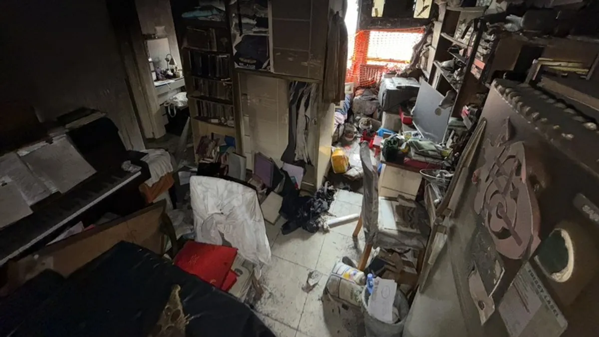 香港宏福苑居民Dorz首次返回房子收拾,房子全都燒毀燻黑。(受訪者提供,中央社)