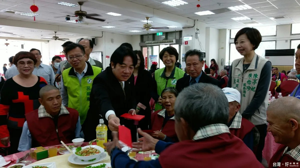 南市街友尾牙感恩餐會 賴清德現身發放春節紅包