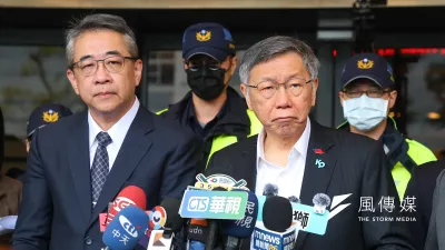 民眾黨創黨主席柯文哲(右)、律師鄭深元(左)於法務部前召開「追溯惡檢濫權,守護司法防線」記者會。(顏麟宇攝)