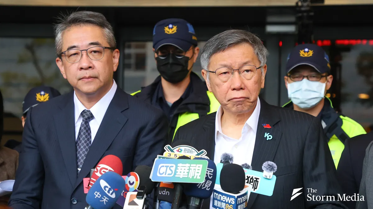 Taiwan People's Party founding chairman Ko Wen-je (right) and lawyer Cheng Shen-yuan (left) hold a press conference in front of the Ministry of Justice. (Photo / Yan Lin-yu)