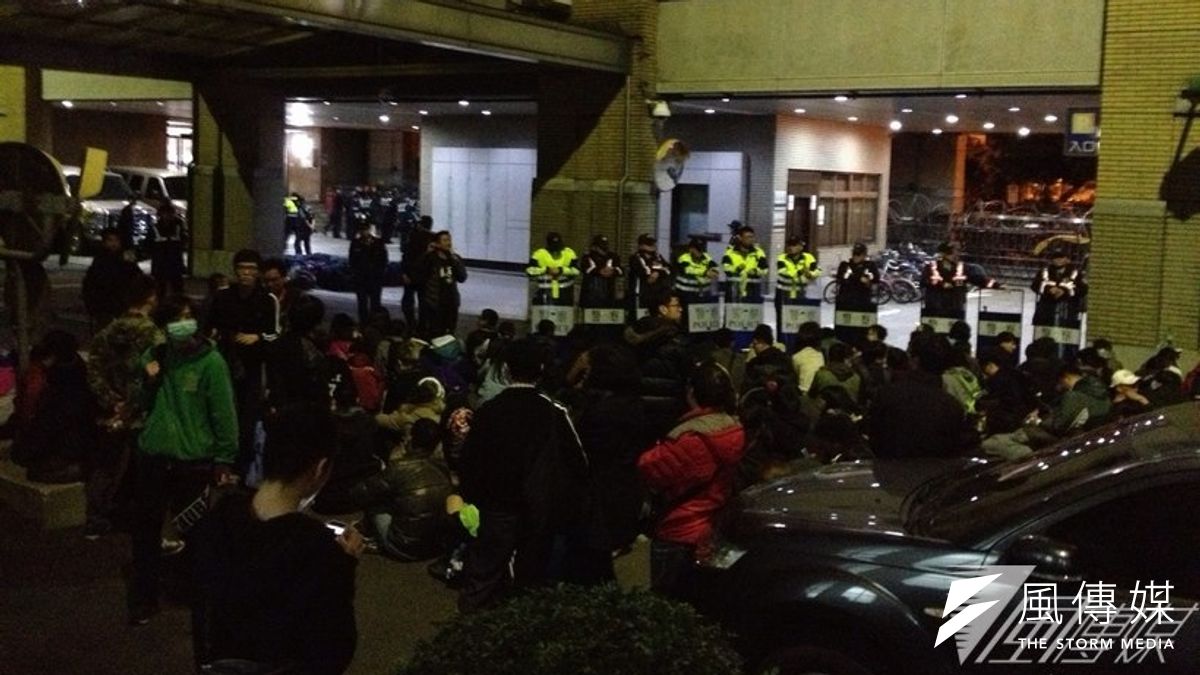 深夜11時,行政院風聲鶴唳,立法院場內聲明佔領行政院非他們發起,但所有行動代價應由馬英九總統一肩擔起。(姚惠珍攝) 深夜11時,行政院風聲鶴唳,立法院場內聲明佔領行政院非他們發起,但所有行動代價應由馬英九總統一肩擔起。(姚惠珍攝)