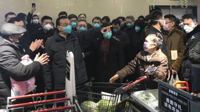中共將防治武漢肺炎的領導職責交給總理李克強(前中)。(美聯社)