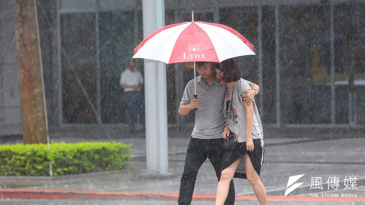 受東北風影響,氣象局表示,明、後天北部(桃園以北機率較高)、東半部有局部短暫雨,午後其他地區有局部短暫雷陣雨。(資料照,顏麟宇攝) 受東北風影響,氣象局表示,明、後天北部(桃園以北機率較高)、東半部有局部短暫雨,午後其他地區有局部短暫雷陣雨。(資料照,顏麟宇攝)
