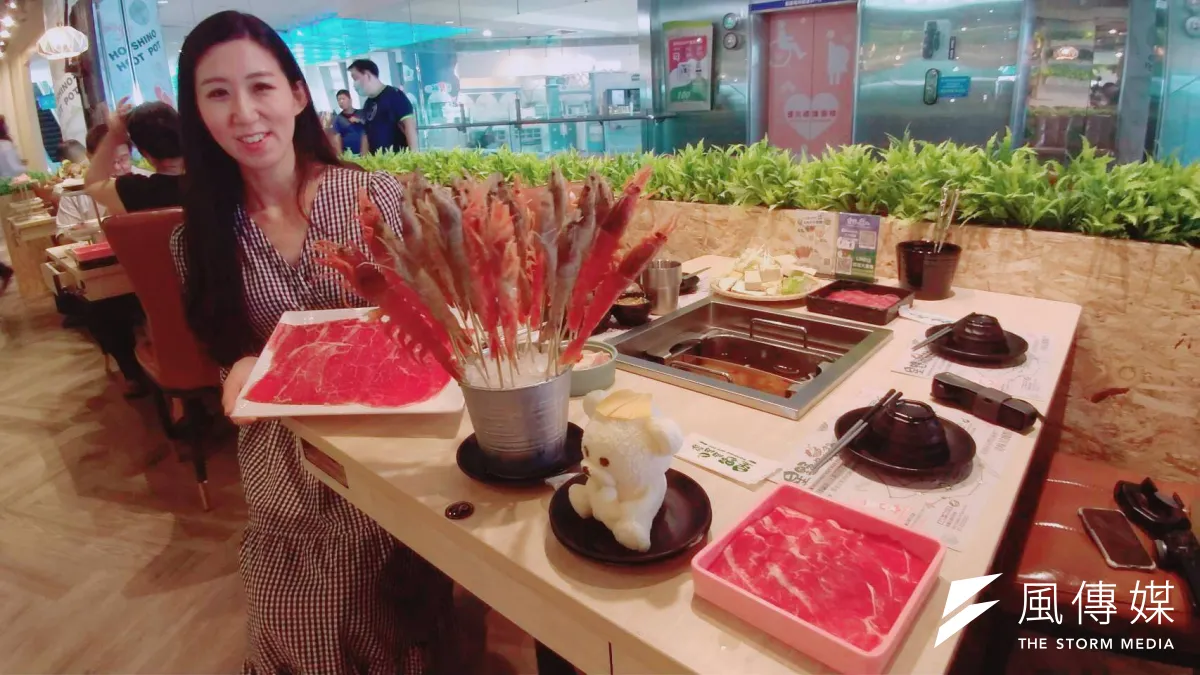 星野肉肉鍋餐廳於台南新光三越西門店開幕,業者強力主打「大份肉、熟成肉」、獨家首創升降鴛鴦鍋物設備升級吃到飽,與熊寶寶造型的湯頭超級吸睛,讓美味配方更加分,成為食客首選的排隊名店。(圖/徐炳文攝)