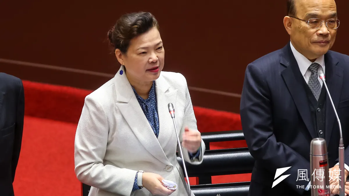 經濟部長王美花(左)表示,美國總統當選人拜登要優先解決美國國內問題,不簽署任何新的貿易協議可以理解。(顏麟宇攝)