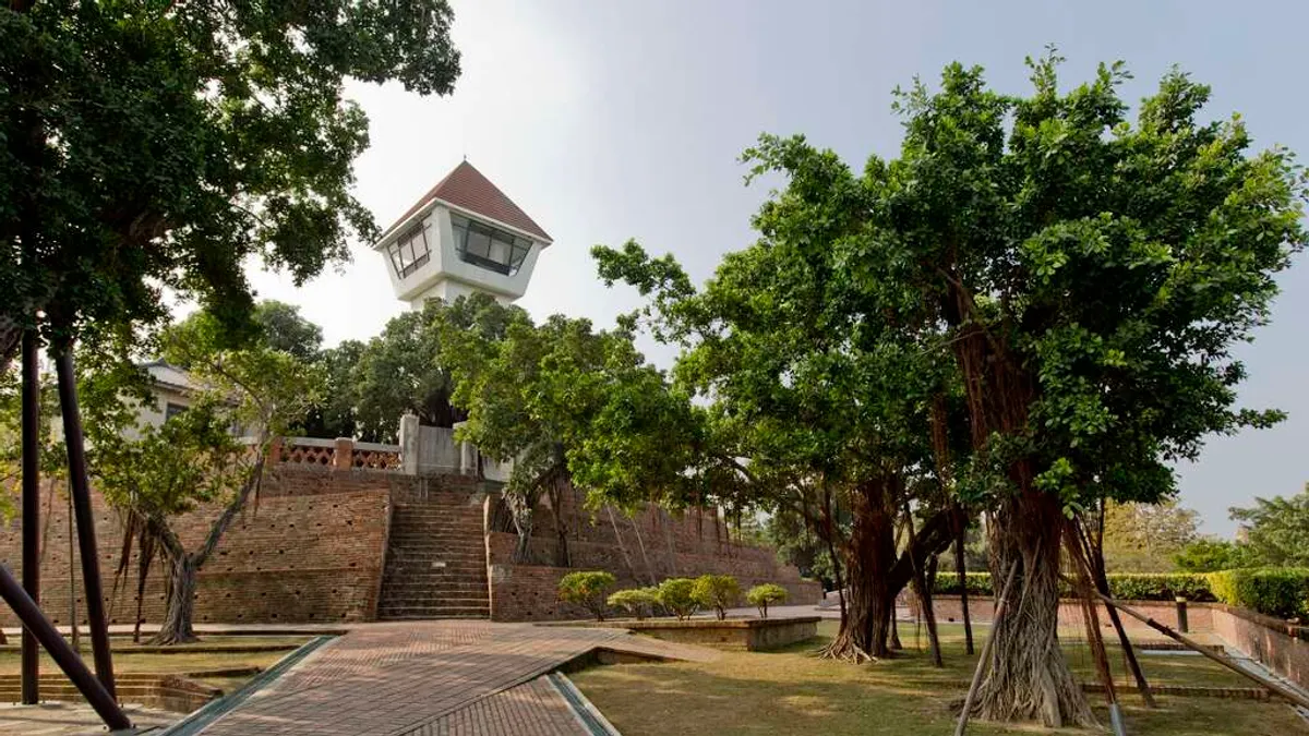 台南最熱門景點排行榜中,「國華友愛商圈」、「正統鹿耳門聖母廟」與「海安商圈」位居前三,人氣遠超安平老街,成為旅客今年上半年必訪的熱點。(圖/取自台南旅遊網) 台南最熱門景點排行榜中,「國華友愛商圈」、「正統鹿耳門聖母廟」與「海安商圈」位居前三,人氣遠超安平老街,成為旅客今年上半年必訪的熱點。(圖/取自台南旅遊網)