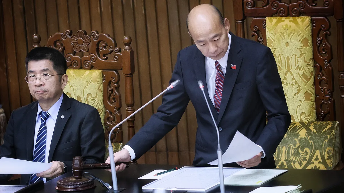 面對高齡化衝擊,各黨立委一致認為照顧成本不斷上升,長照政策需更貼近實際需求,因此在《所得稅法》第17條修正上展現罕見共識。三讀條文明定,自114年1月1日起,只要納稅義務人、配偶或受扶養親屬經中央衛生福利主管機關認定為需長期照顧之身心失能者,即可享有每人每年18萬元的長照扣除額。(柯承惠攝) 面對高齡化衝擊,各黨立委一致認為照顧成本不斷上升,長照政策需更貼近實際需求,因此在《所得稅法》第17條修正上展現罕見共識。三讀條文明定,自114年1月1日起,只要納稅義務人、配偶或受扶養親屬經中央衛生福利主管機關認定為需長期照顧之身心失能者,即可享有每人每年18萬元的長照扣除額。(柯承惠攝)