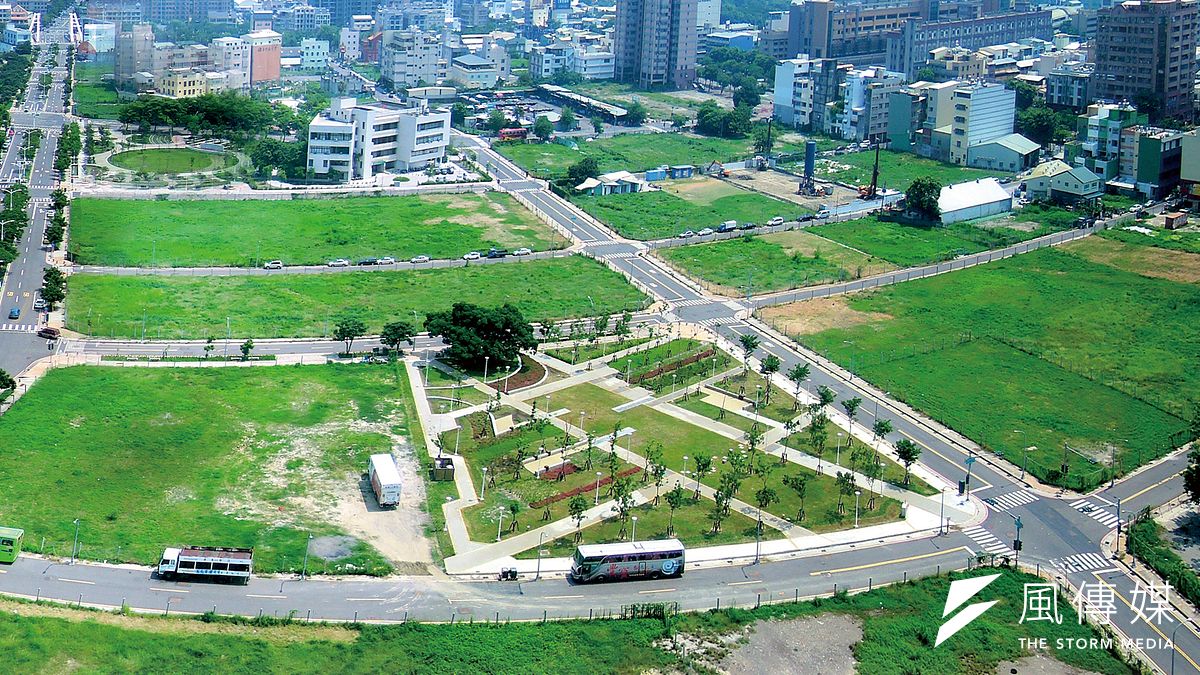 高市府地政局105年度第3季開發區土地標售,共計推出15標18筆建地,包括中都榕樹公園第一排精華地。(楊伯祿攝) 高市府地政局105年度第3季開發區土地標售,共計推出15標18筆建地,包括中都榕樹公園第一排精華地。(楊伯祿攝)