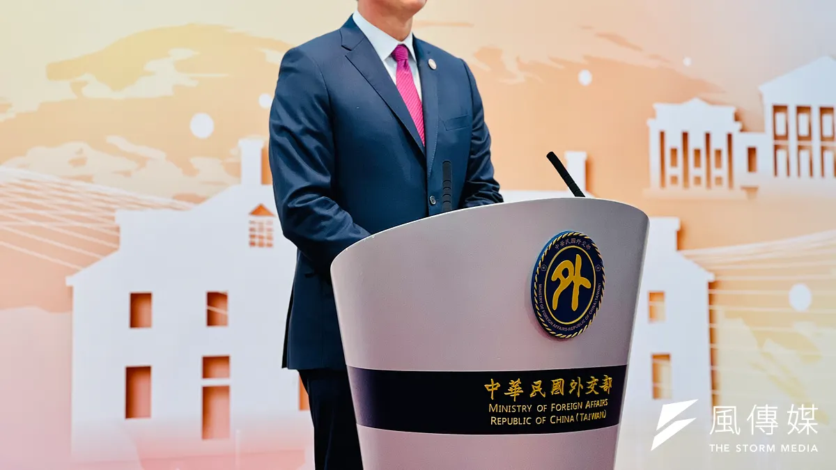 2023年4月25日,美國維吉尼亞州長楊格倫(Glenn Youngkin)訪問台灣舉行記者會(簡恒宇攝)